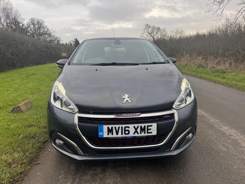 PEUGEOT 208