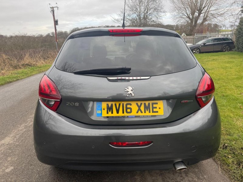 PEUGEOT 208