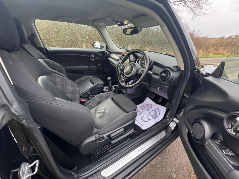 MINI HATCH