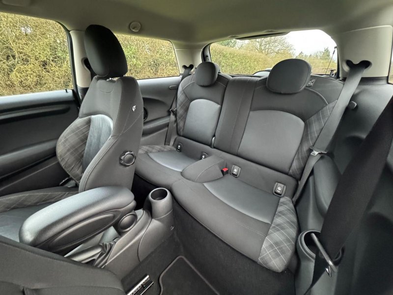 MINI HATCH