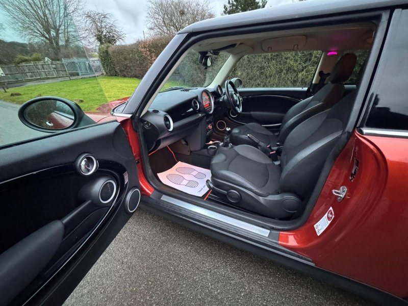 MINI HATCH